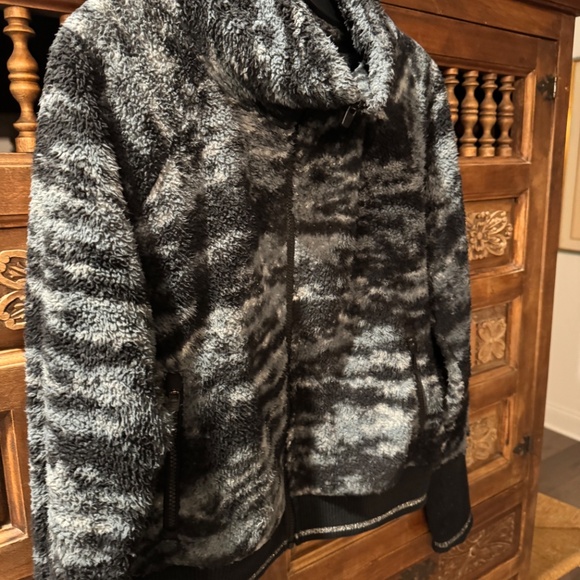 Athleta Tugga Sherpa Jacket Fog Camo  Size Medium - Picture 7 of 10
